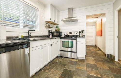 #StayInMyDistrict Hyde Park Bungalow - Photo 8