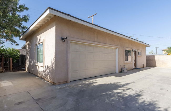 Elegant Retreat Modern Comforts, Prime Location - Photo 48