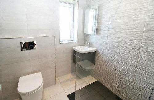 Modern 5 Bedroom Luxury Home with Sea Views and Hot Tub - Photo 14