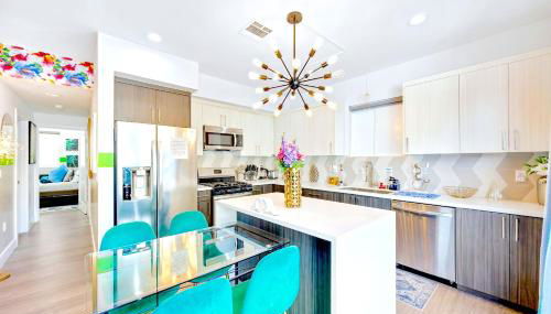 B- InstaWorthy & Family-Friendly NoHo Gem- Near Universal & Hollywood with Parking, Games, and Hot Tub - Foto 4, stove, dishwasher