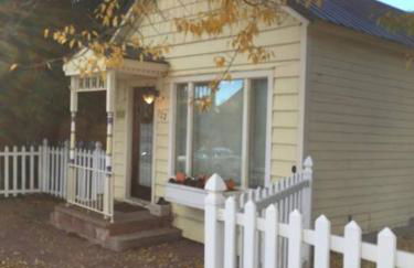 The Mountain House - An Oasis in Town! Summer Sleeps 10! - Foto 1