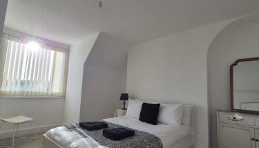 Beautiful 5-Bedroom home with Free Parking - Foto 5