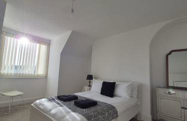 Beautiful 5-Bedroom home with Free Parking - Foto 5