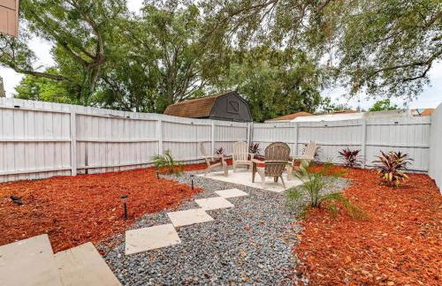 Family & Pet Friendly Getaway with Porch Fire Pit & Yard - Foto 10