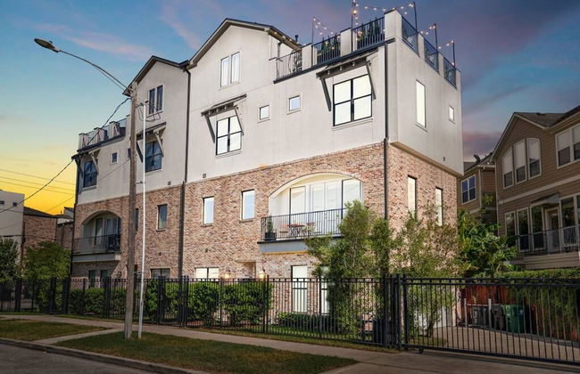 Luxury Downtown Home w Rooftop Deck in the Skyline - Foto 16