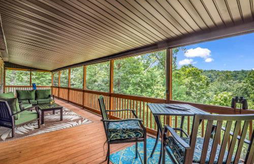Peaceful Lake Lure Cabin, Hot Tub, Huge Screened Porch, Private Beach - Foto 6