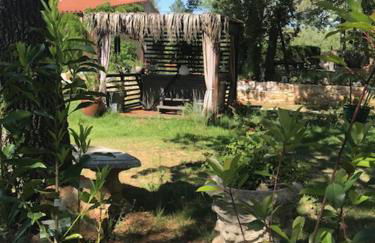 LA BRINDILLE Petit mas provencal meublé de tourisme 3 étoiles 2-3 personnes 1 piece 30 m2 tout confort lisière foret jardin Jacuzzi Piscine - Foto 23