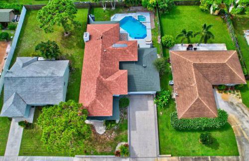 5 BR Mansion with Pool and non-heated Jacuzzi Games in Boynton Beach - Photo 35