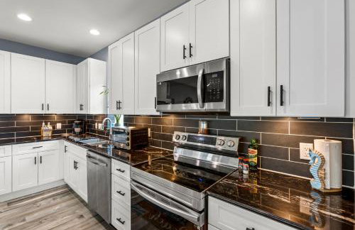 Relax And Sea NEW Luxury Canal-View Escape Gated Community Firepit and Decks - Foto 20