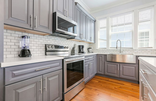 Spacious 5BR Urban Retreat with Balcony & Pool - Foto 34