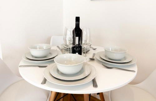 Central Gem: Cosy 2BR with Private Balcony - Foto 11