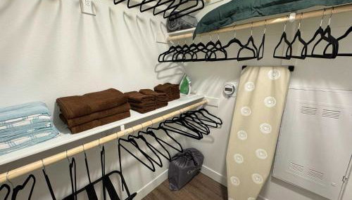 Upscale Escape 10 Min from Disneyland With Pool & Gym - Foto 4, towels, wardrobe