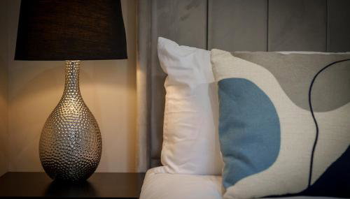 3BR Home Sleeps 6 Near Airport with Parking - Foto 3