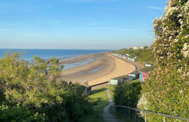 Lovely 1 bed flat 200 metres from beach - Foto 16