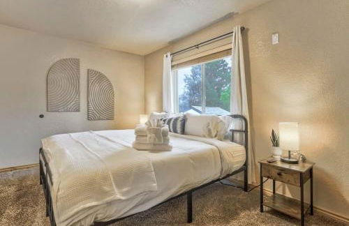 2BR Cottage with outdoor seating near Hiking & DT - Foto 16