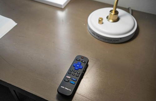 Entire Private Home with 4 Bedrooms 2 Bathrooms, 6 Beds, Hot Tub, King Bed, 6 Parking, Big Yard, Available Now - Foto 59