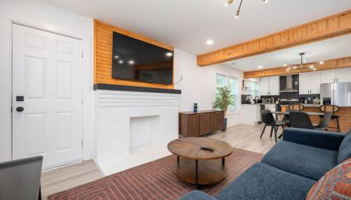 Chic 3BR Bungalow with Screened Porch & Patios - Foto 2