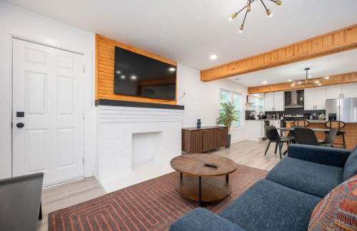 Chic 3BR Bungalow with Screened Porch & Patios - Foto 2