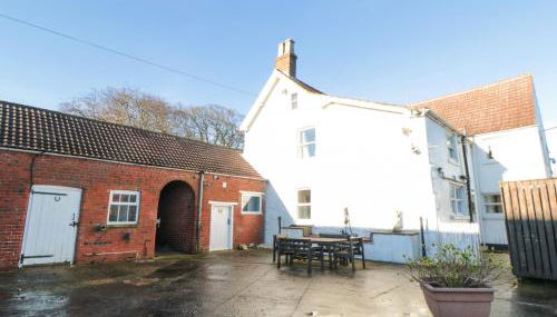 Manor Farmhouse - Photo 2