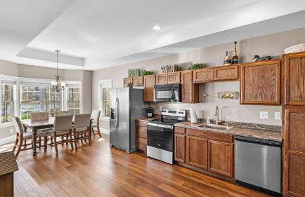 Sleeps 22, Lakefront w/ Private Dock & Pool, 2 Houses Lake Living by Avantstay - Foto 76