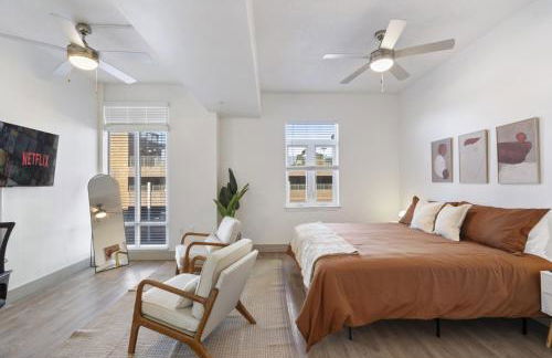 Uptown Luxury - Top Floor King Suite, Free Parking - Foto 16