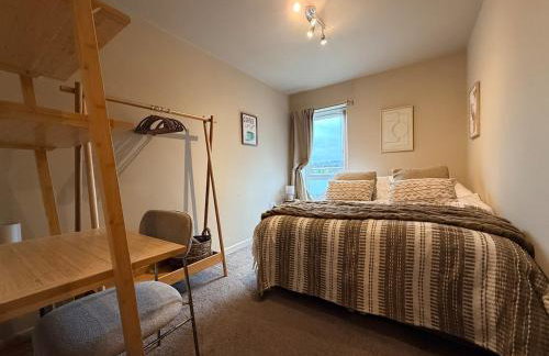 Luxury 2bed Sleeps 4 Flat Nr White Rose w Free Parking, Desks and Fast WiFi - Foto 19