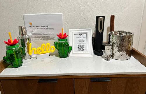 Serene Modern Home Backdoor with great WiFi, games, movies, patio seating and bbq Easy Access to North Joshua Tree National Park in 10 minutes - Foto 37