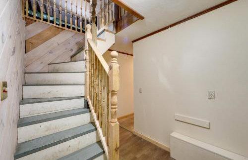 Love Shack Retreat Cabin with Deck and Yard! - Foto 17