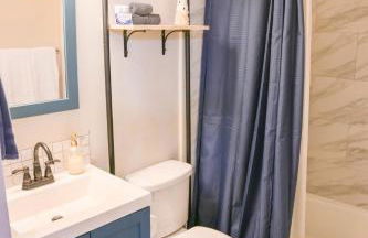 The Maiden Voyage - Themed Getaway, Steps to Forsyth, King Bed, Grill, Games, Picnic Basket - Foto 8