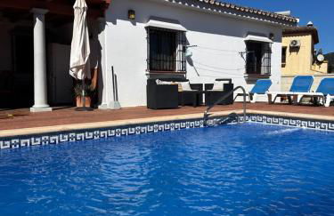 Chalet vacacional con piscina privada - Foto 4