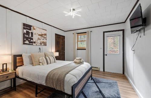 NEW! Woodland Retreat - Hot tub Game Room Firepit - Foto 8