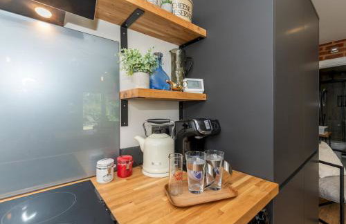 The Lodge - Elegant Comfort in a Peaceful Setting - Photo 11