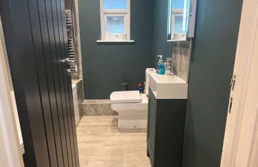 Stylish 2Bed Ground Floor Flat with Private Garden - Photo 9