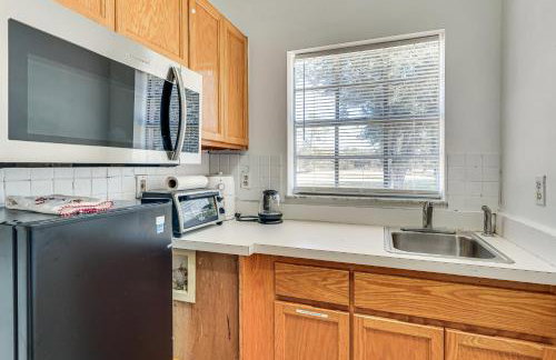 Wooded Couples Retreat with Lanai in Interlachen - Photo 2