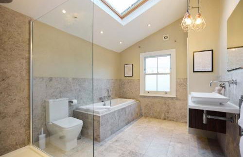 Behind the Blue Wall - Foto 38