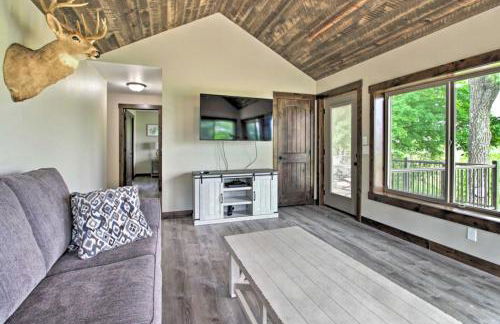 Lakefront Retreat with Dock and Game Room and Deck - Foto 15