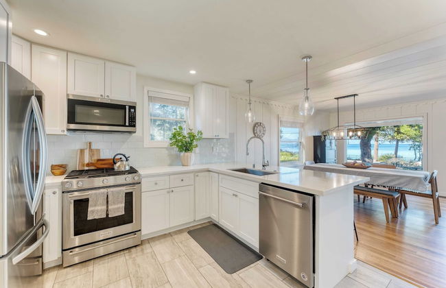 West Shore Lake House by Avantstay Ski Cabin w/ Backyard Sledding Hill! - Photo 18