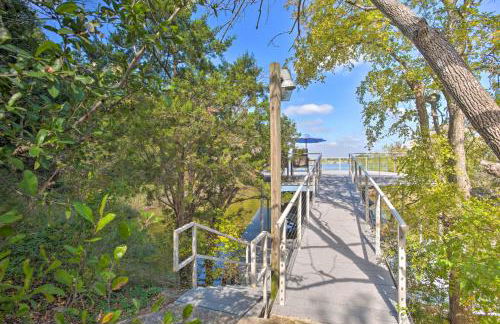 Lake Granbury Getaway! Family Home with Deck and Games - Foto 41