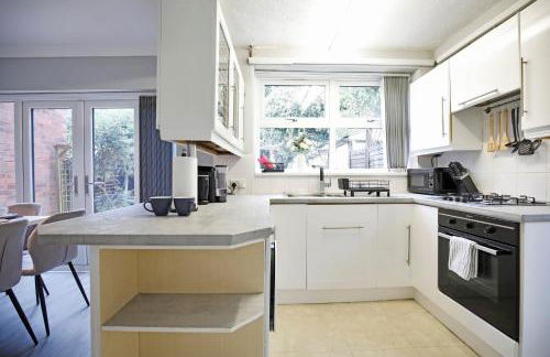 Spacious 3BR by Avalora Shortlets & Serviced Accommodations Queensway with big garden, Near train station - Foto 63