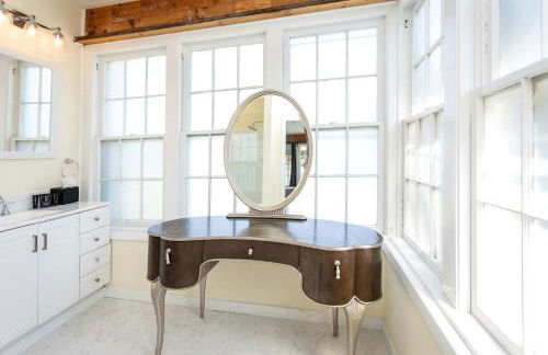 Romantic Historic Inn Suite with Mountain Views in Luray, Virginia - Foto 23