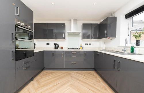 Large Modern Home, Free Parking, Families and Contractors Welcome - Foto 8