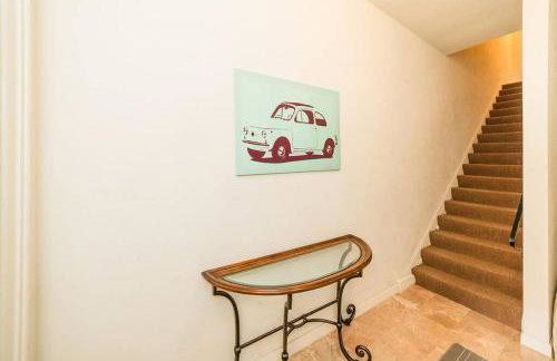 Comfortable and Walkable - Off-Street Parking - Foto 16