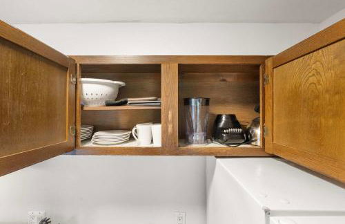 Workspace with Desk & Walkable to hospital & campus - Photo 15