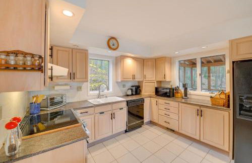 Great Barrington Lakeside Getaway with Kayak and Grill - Foto 13