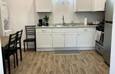 Modern 1-bedroom Studio with Kitchen and Laundry - Foto 10