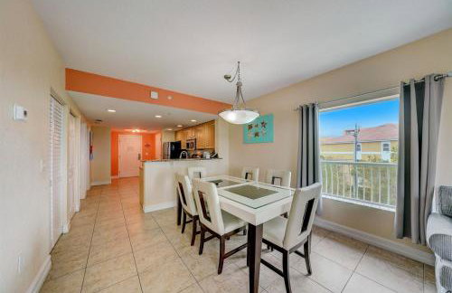 Spacious 2BR Oasis Steps to Treasure Island Beach - Foto 17