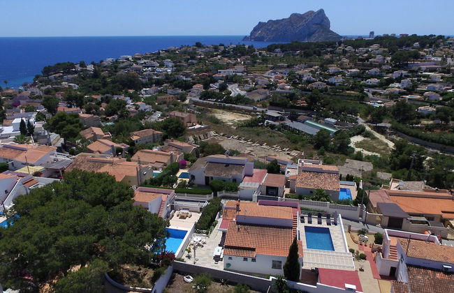 Private Family Retreat With Pool Short Walk to the Sea - Foto 1