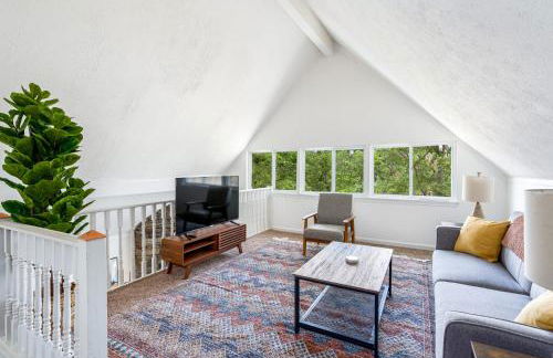 Hot Tub, Wraparound Deck, & WiFi at Chalet Cabin - Foto 4