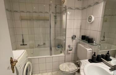Zentrales Apartment für bis zu 6 Personen mit Balkon, Parkplatz, Waschmaschine & direkten Einkaufsmöglichkeiten - Foto 12