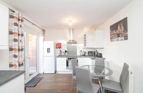 Spacious two bed house with parking and garden - Foto 1